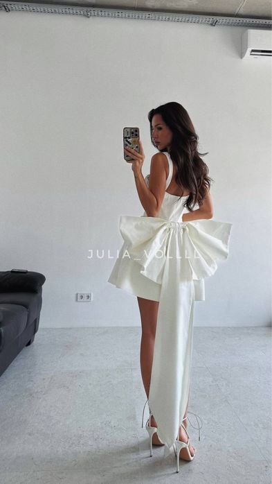 Продам белое платье с красивым бантом