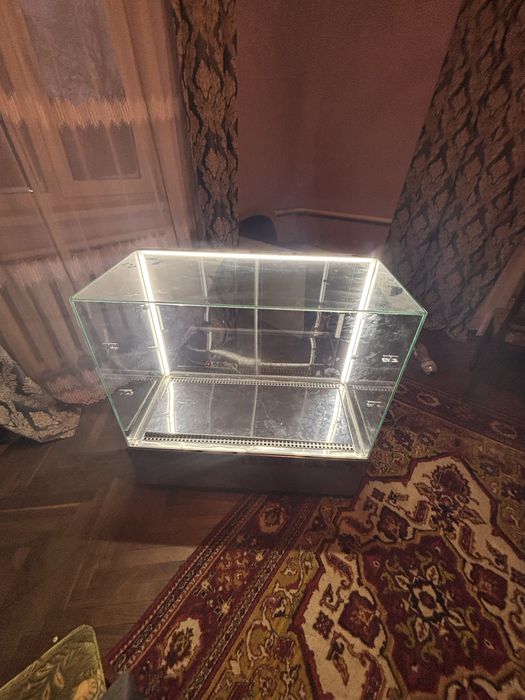 Продам холодильну вітрину, у використані не була