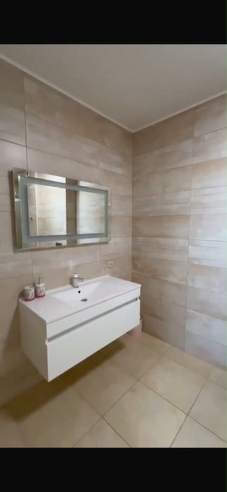Продам квартиру дворівневу  біля метро