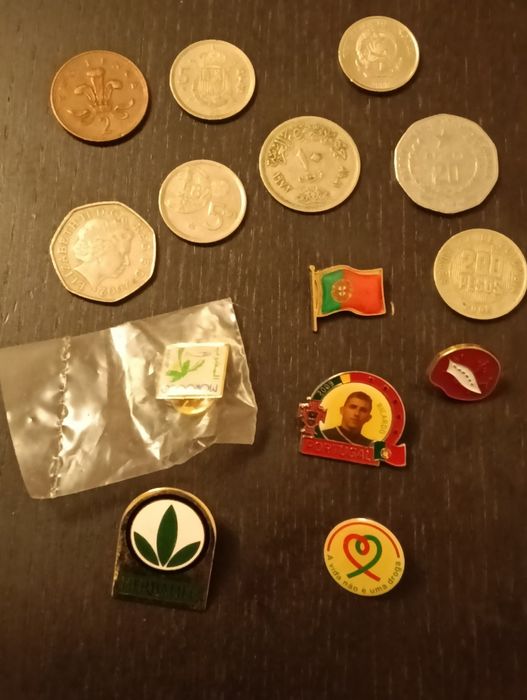 Lote de moedas e pins