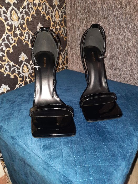 Продам босоніжки нові