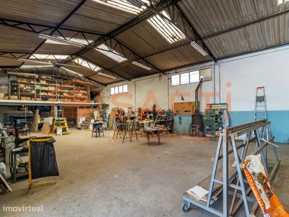 Pavilhão industrial com moradia