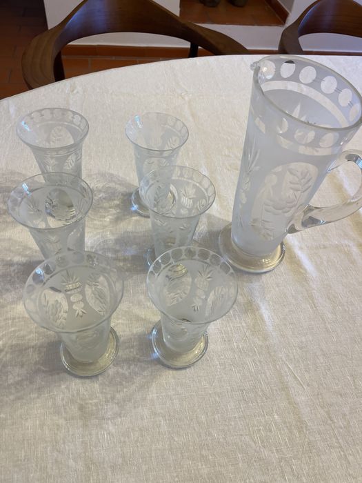 Conjunto de copos e jarro antigo