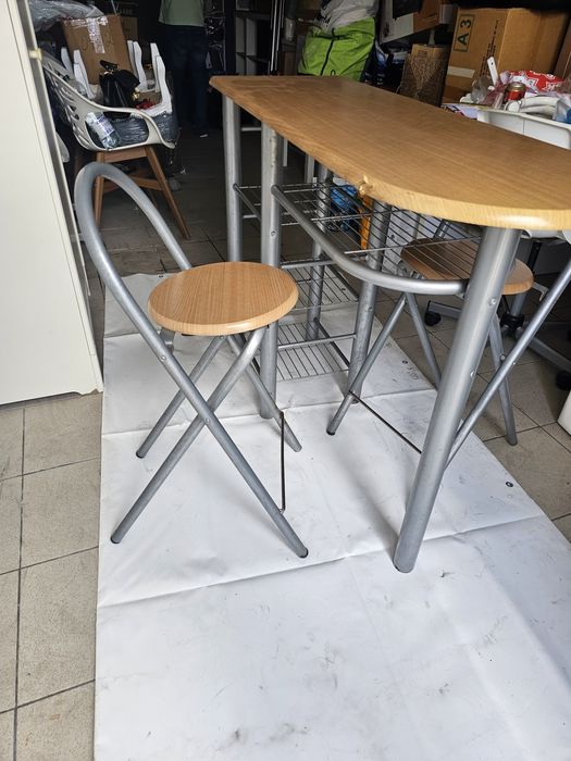 Mesa com 2 cadairas. Estato norml.