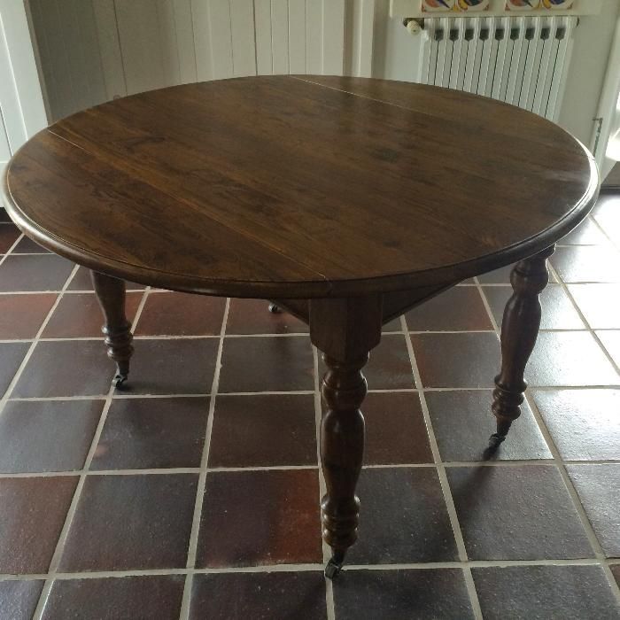 Mesa em madeira maciça de carvalho escurecido, 130cm diâmetro.