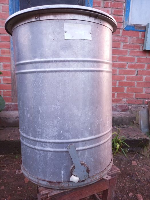 Продам медогонку на 3 рамки