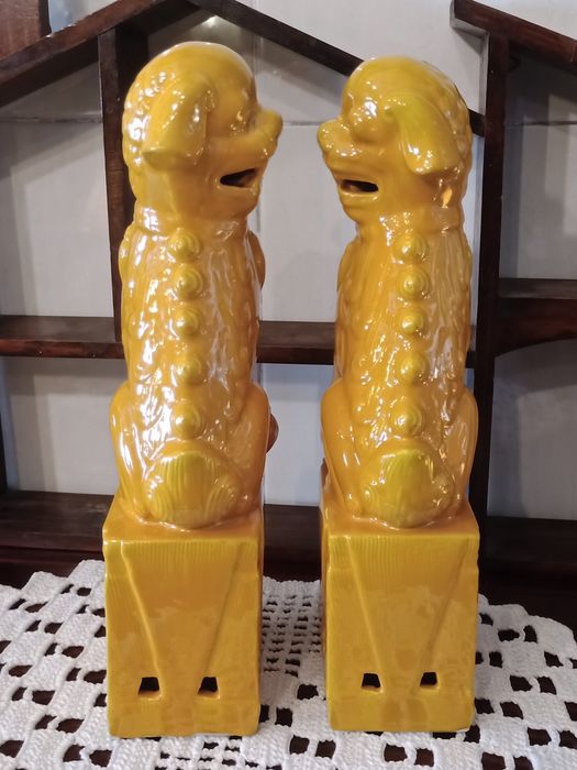 Cães de fu / foo em porcelana chinesa de cor amarelo assinados na base