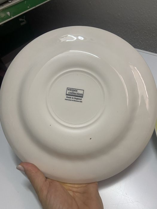 Two plates for use or decoration64861943025923121