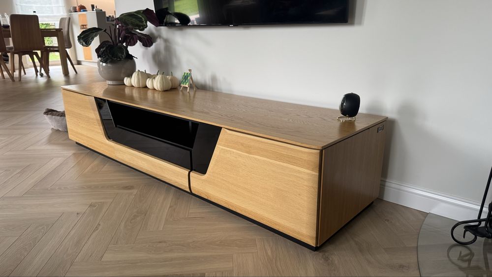 Mebin Corino – elegancka szafka RTV z litego dębu