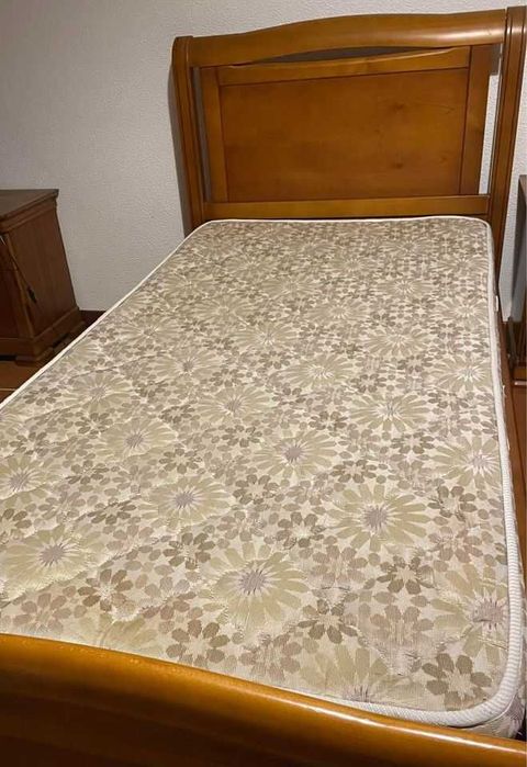 Cama e Móvel ( Escrivaninha)