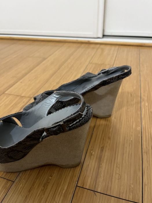 Saltos altos padrão cobra