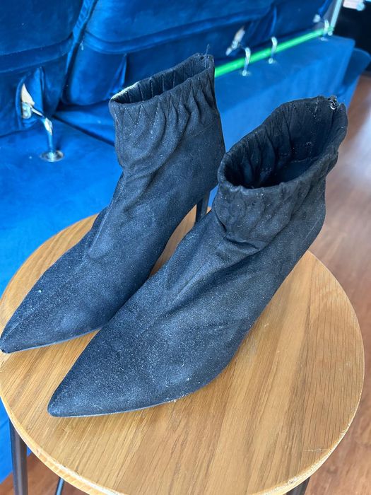 Czarne botki na obcasie