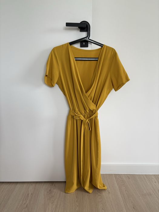 Musztardowa sukienka z paskiem Nook L 40