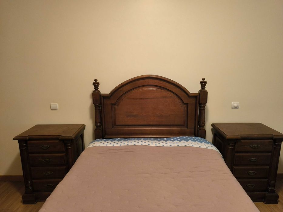 Quarto de solteiro em madeira maciça. Impecável.