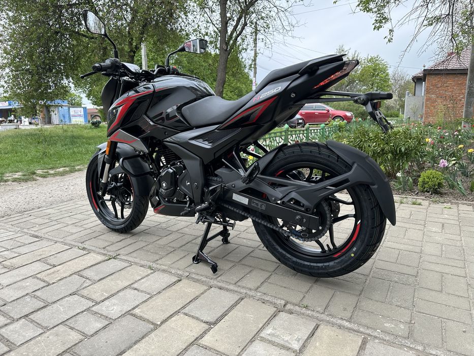 Bajaj pulsar N250 2025 рік інжектор