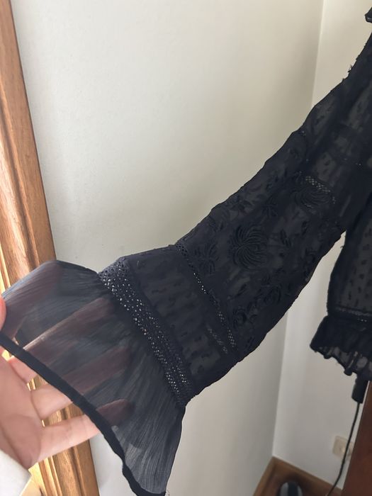 Camisa preta com rendas e bosdados da Zara