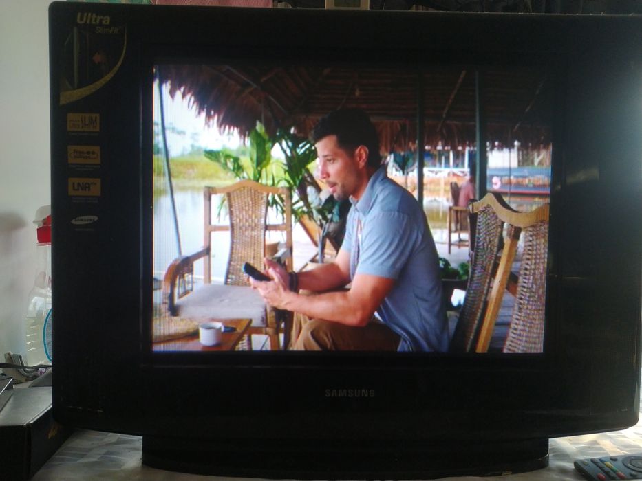 Телевізор старого зразка кольоровий