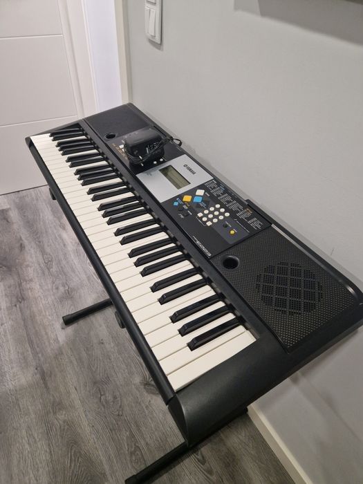 Piano Yamaha PSR E223 com suporte