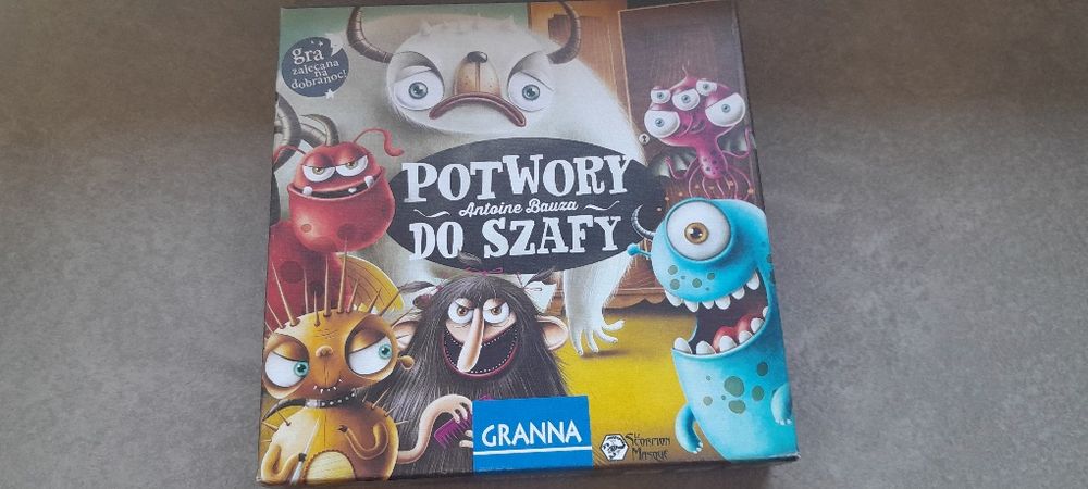 Gra potwory do szafy.