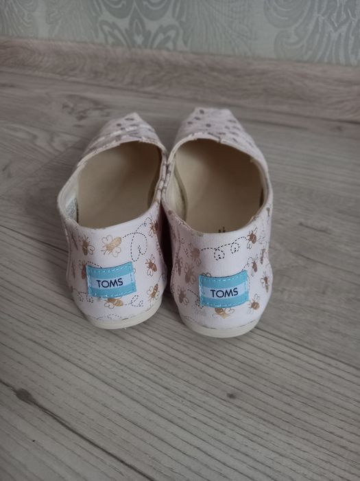 Продам слипоны TOMS