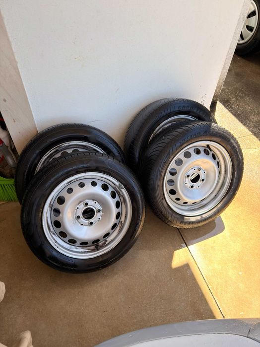 Jantes em ferro com pneus de um Smart 453