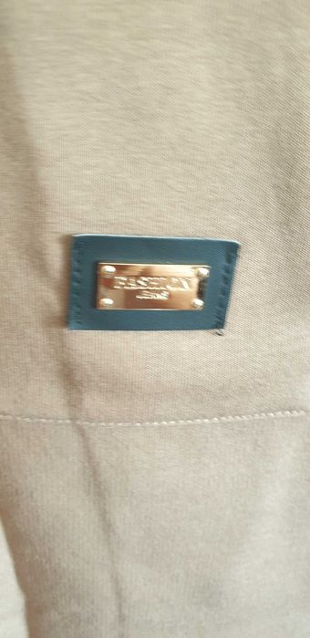 Vestido cardado pelo joelho