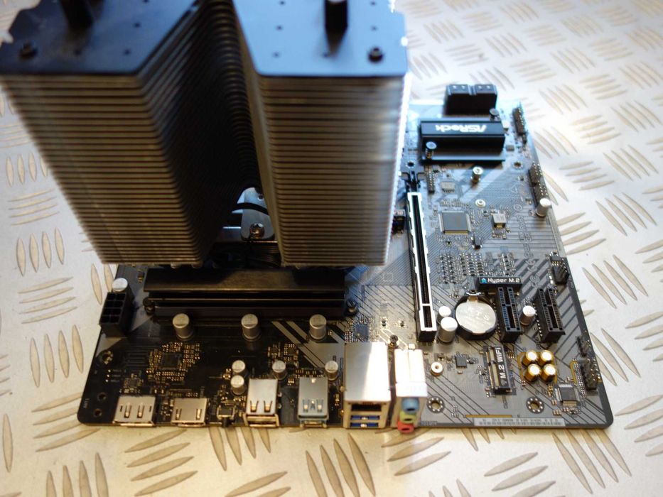 ASRock B650M-H/M.2+ AM5 - DDR5 + AMD Ryzen 8400F + Silentium Fortis 3
