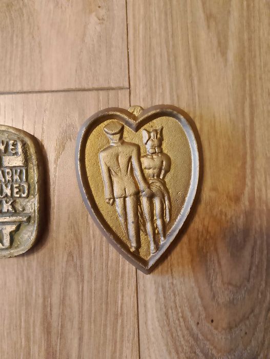 Plakiety metalowe z czasów PRL