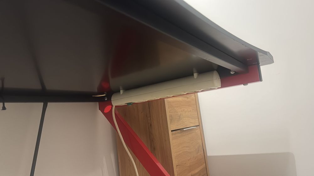 Mesa computador preta e vermelha