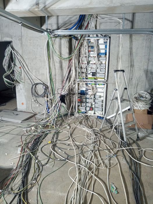 ELEKTRYK  Usługi elektryczne