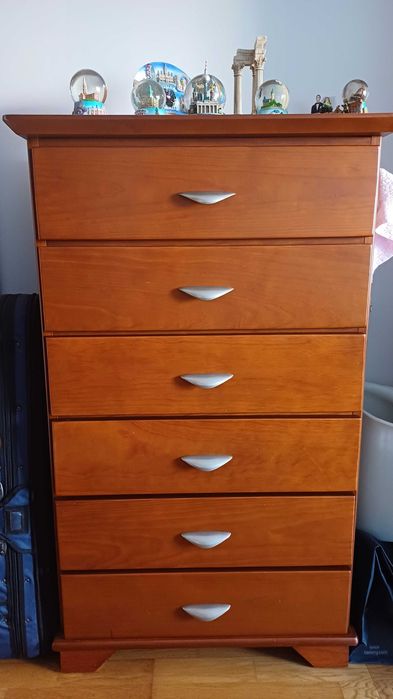 Secretária com arrumação e camiseiro em bom estado