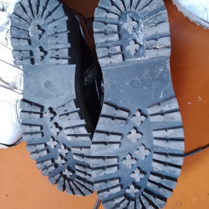Продам женские ботинки . 36 размер .