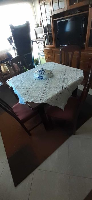 Mesa de jantar extensível com 4 cadeiras