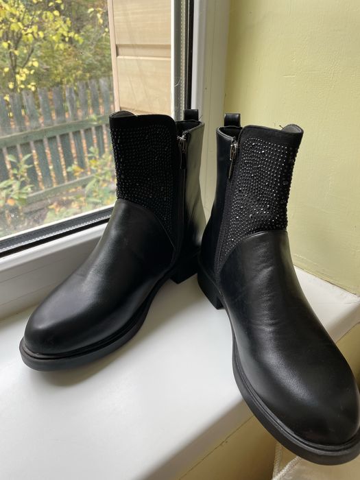 Продам осінні чоботи