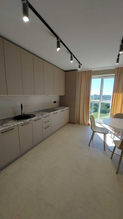 Продаж 1к квартири 52 кв. м на вул. Героїв Крут RUBI 28081