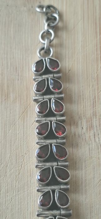 Elegancka bransoletka srebrna z granatami pr. 925