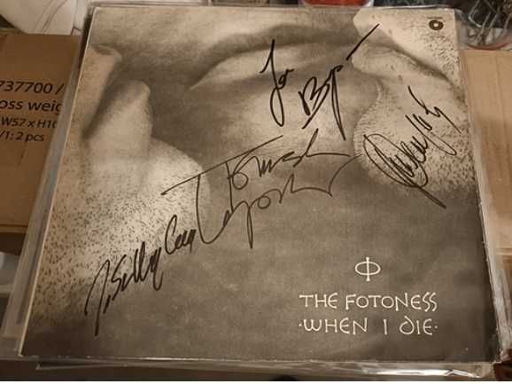 Fotoness - When I Die z autografami