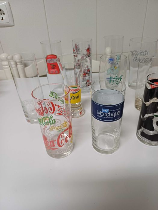 Copos de agua e sumo com várias marcas 20 unidades