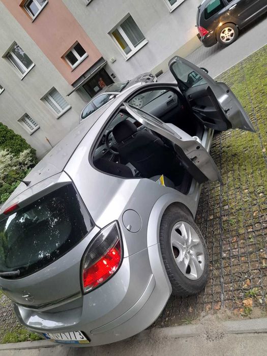 Sprzedam opel astra 2012 za 7900 zł auto bardzo czyste i zadbane