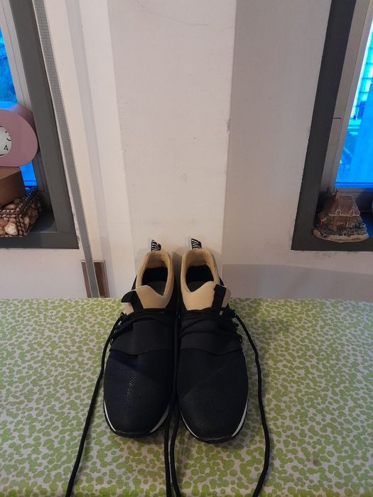 Vendo Sapatilhas de Senhora muito bonitas como novas