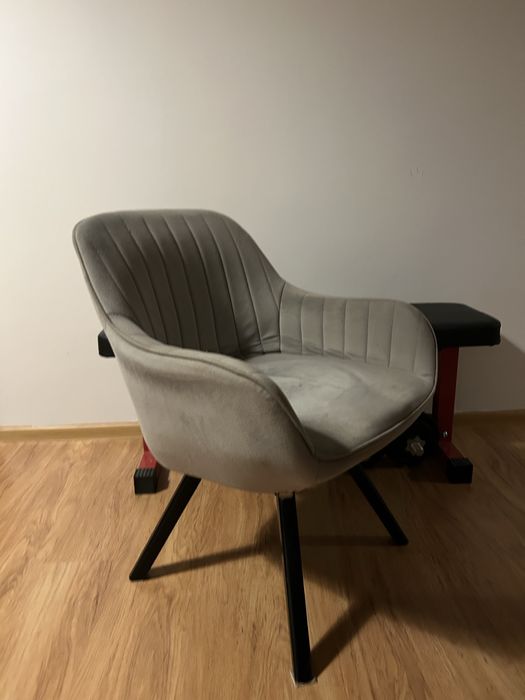 Fotel ONSEVIG aksamit szary z Jysk