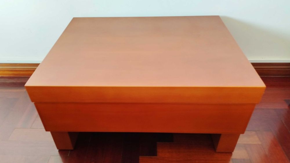 2 Mesas de cabeceira. Madeira maciça