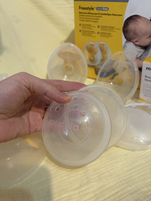 Електронний двофазний молоковідсмоктувач  Medela Freestyle Hands-Free