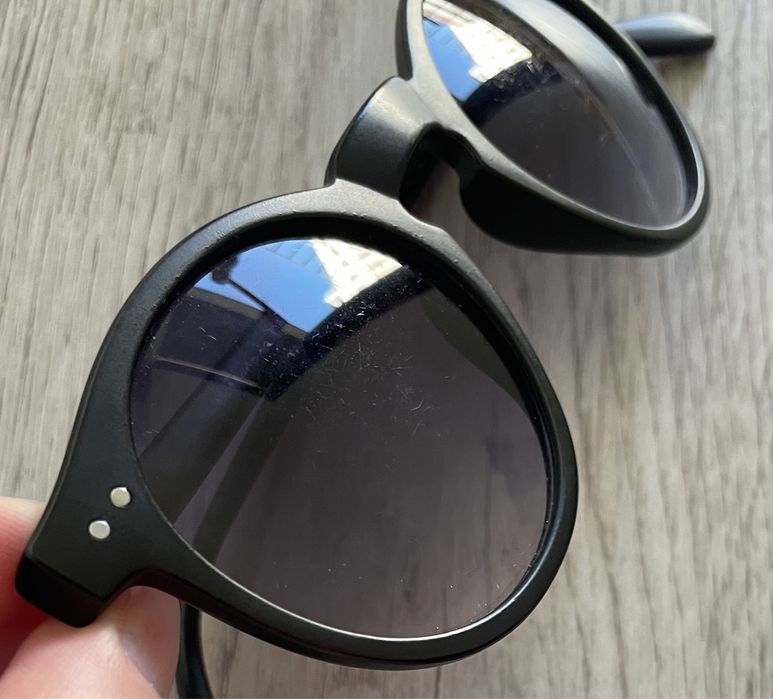 Óculos de sol pretos arredondados