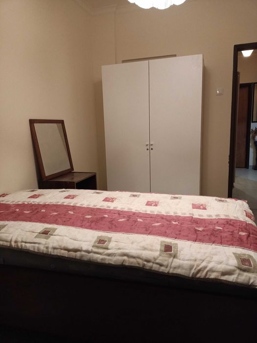 Quarto espaçoso, mobilado e bem localizado.