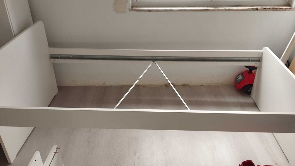 Cama branca, estrado e  possibilidade de colchao