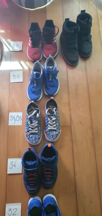 Varios tenis de criança