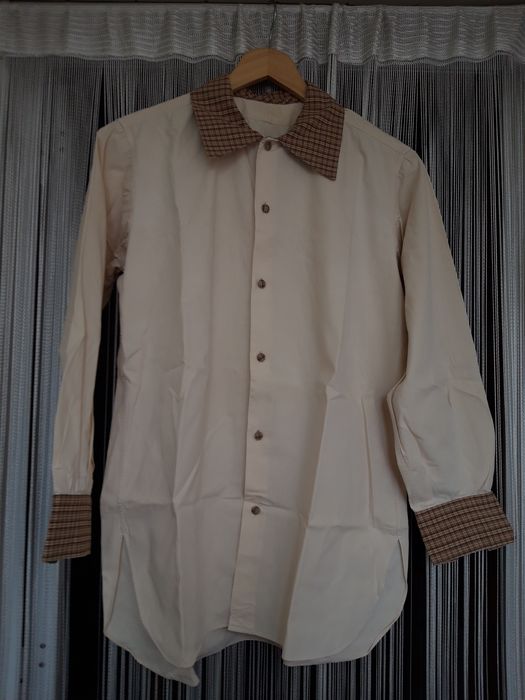Camisa de mulher de cor bege, com gola, punhos e botões em xadrez cast