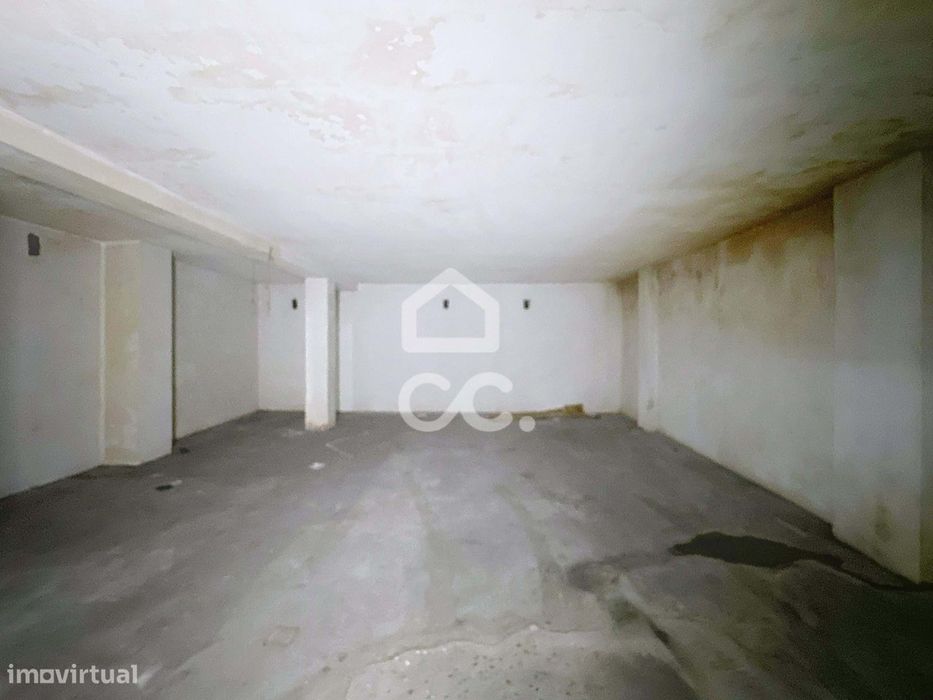 Garagem para arrendamento com 75m2 no centro de Chaves