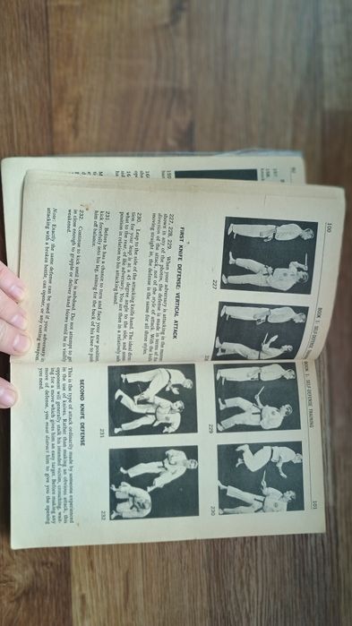 Книга "Карате, самозахист та спортивне" на англійській мові